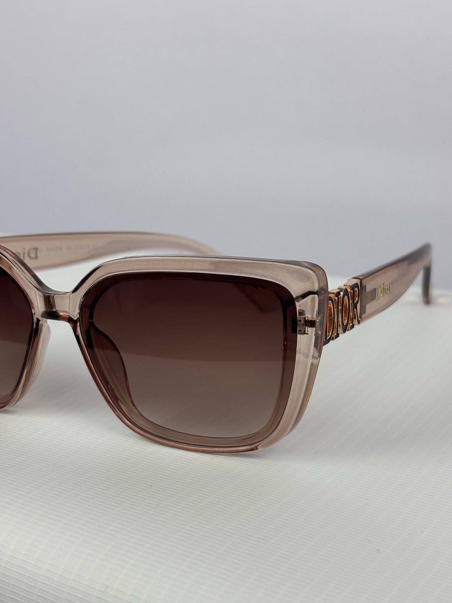 THE REFLECTIVE CORRECT VISION OF GLASSES-FL