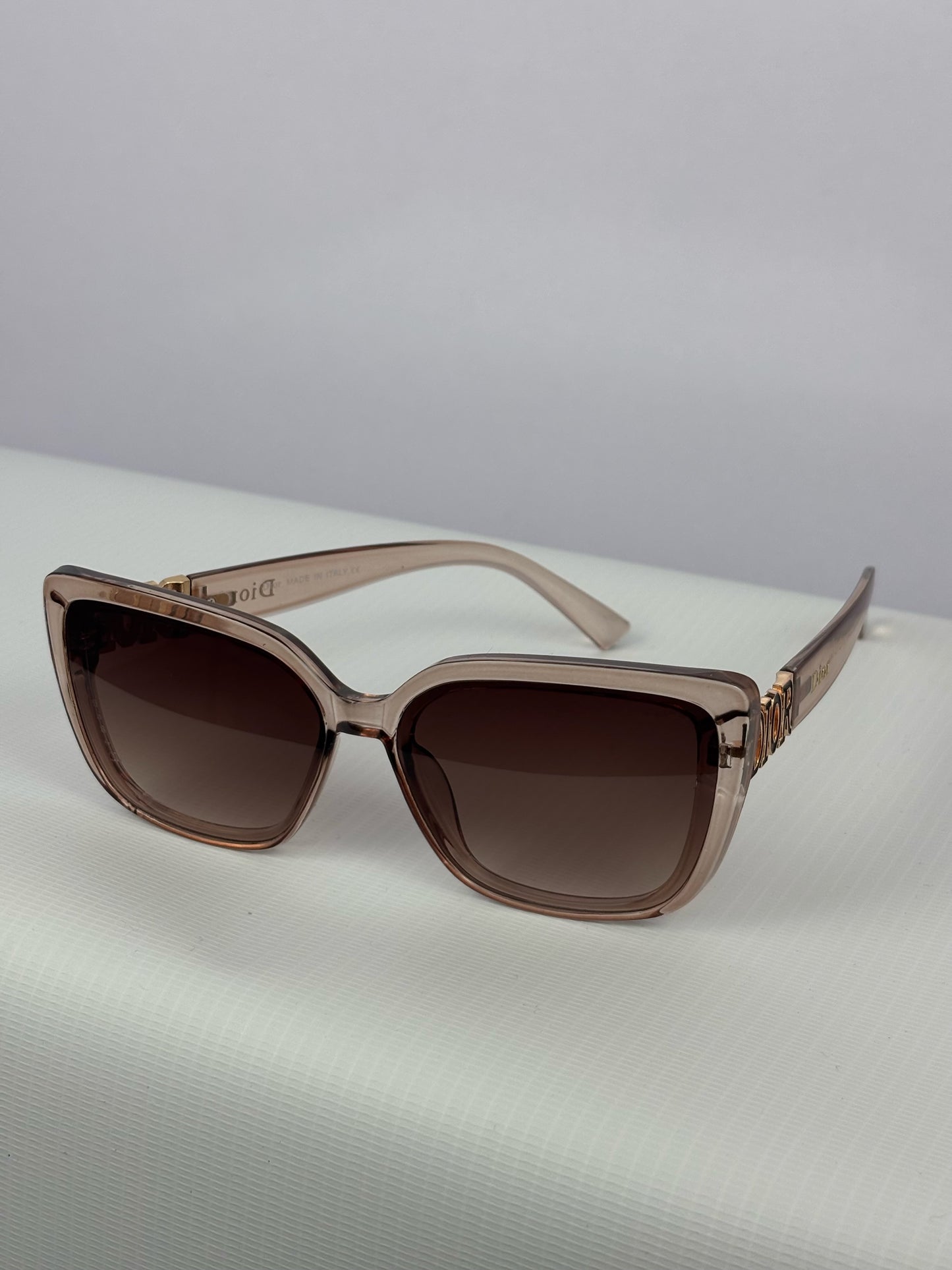 THE REFLECTIVE CORRECT VISION OF GLASSES-FL