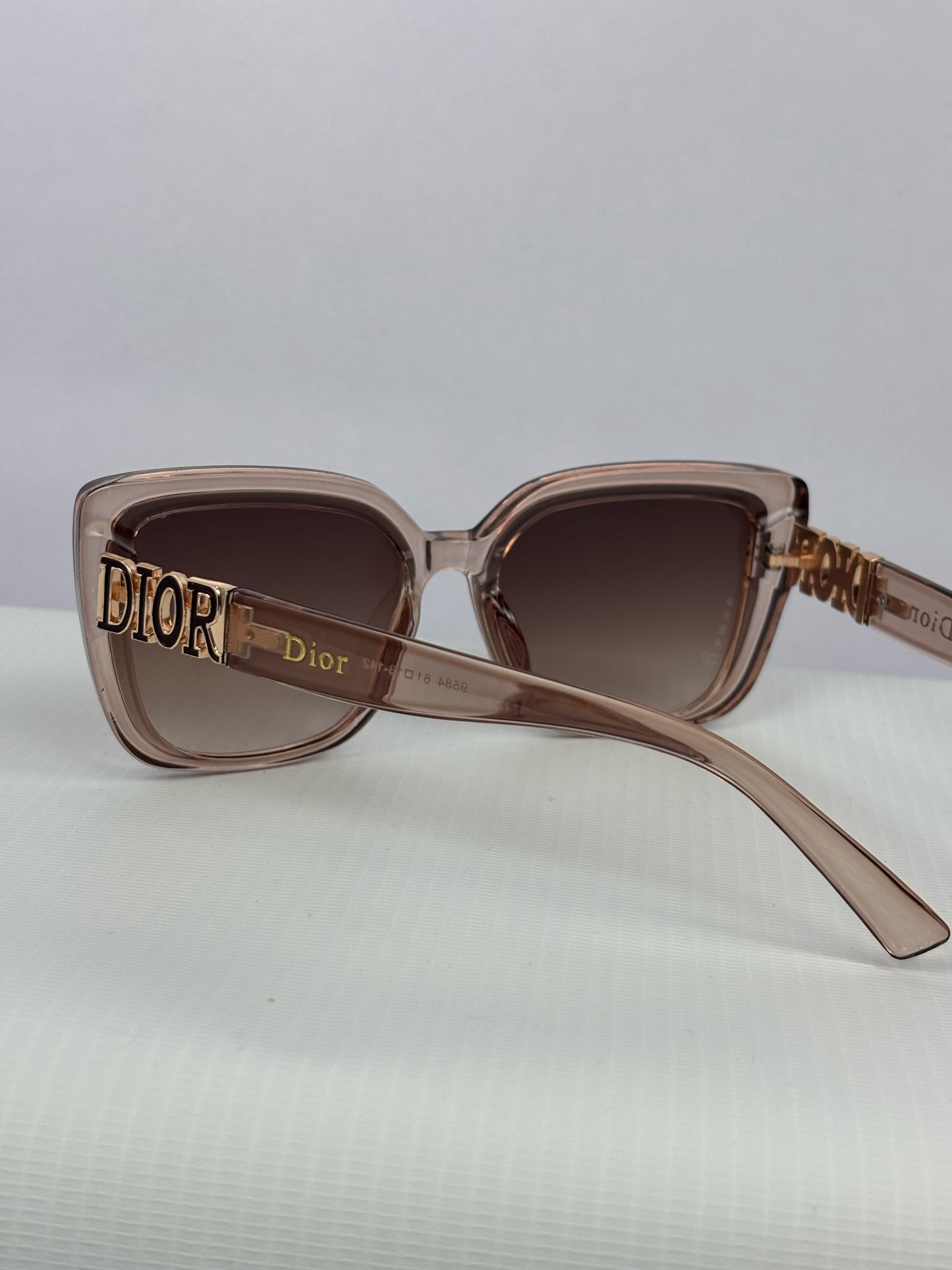 THE REFLECTIVE CORRECT VISION OF GLASSES-FL